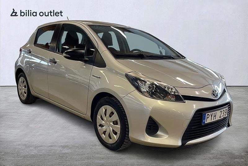 Begagnad Toyota Yaris 2013 Silver Halvkombi