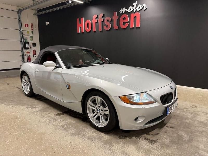 Silver Begagnad 2003 BMW Z4 Cab | 129 900 kr (Bra pris) - Bild 1/4