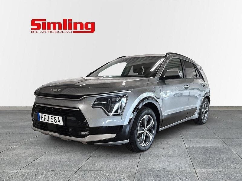 Grå Begagnad 2024 Kia Niro Advance SUV | 369 000 kr (Marknadspris) - Bild 1/4