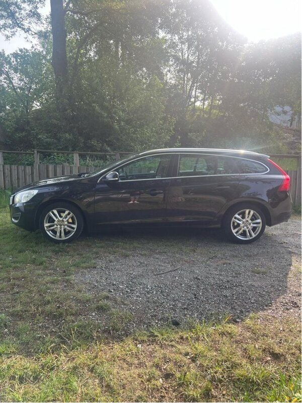 Svart Begagnad 2011 Volvo V60 Summum Kombi | 65 000 kr (Marknadspris) - Bild 1/4