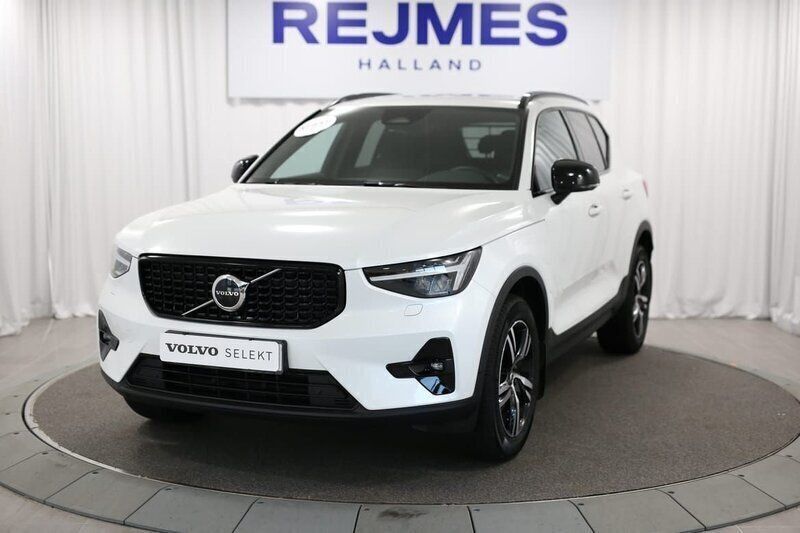 Vit Begagnad 2023 Volvo XC40 Plus SUV | 359 500 kr (Bra pris) - Bild 1/4