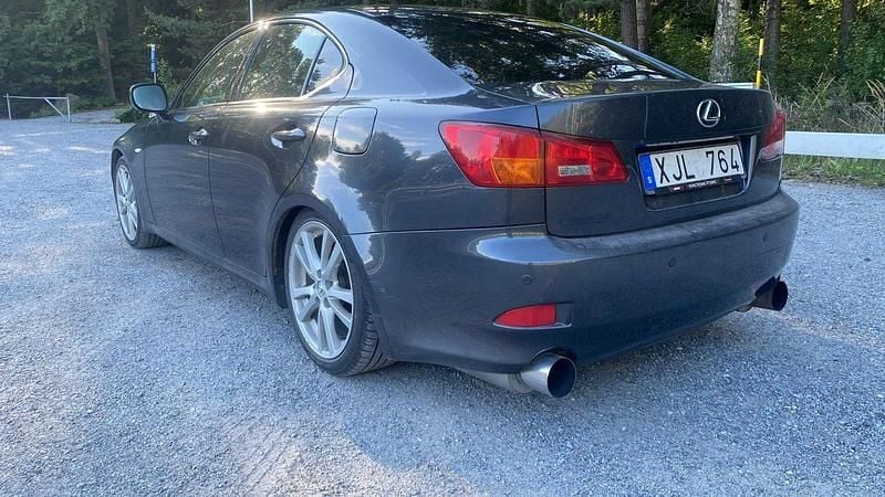 Grå Begagnad 2006 Lexus IS250 Sedan | 59 000 kr (Marknadspris) - Bild 1/4