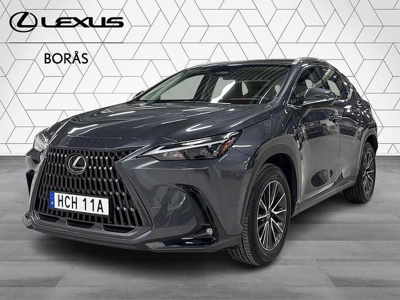 Grå Begagnad 2024 Lexus NX350h Business Edition SUV | 469 900 kr (Marknadspris) - Bild 1/4
