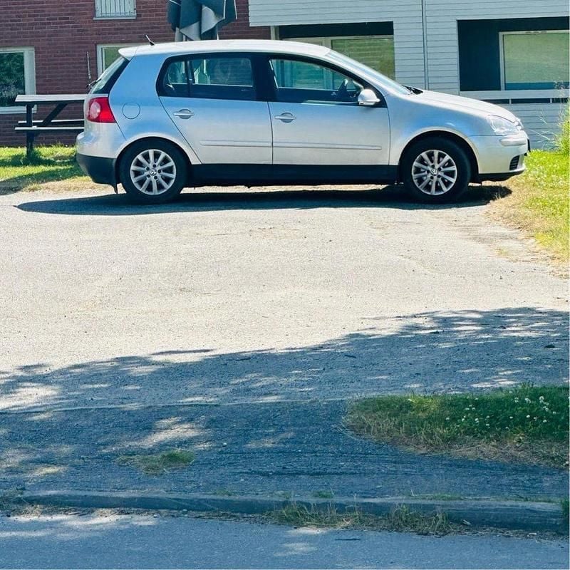 Silver Begagnad 2007 VW Golf V Trendline Halvkombi | 28 000 kr (Marknadspris) - Bild 1/4
