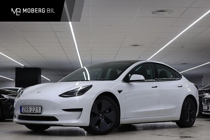 Vit Begagnad 2022 Tesla Model 3 Standard Range Sedan | 289 900 kr (Bra pris) - Bild 1/2