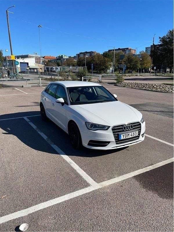 Vit Begagnad 2016 Audi A3 Sportback Attraction Halvkombi | 135 000 kr (Marknadspris) - Bild 1/4