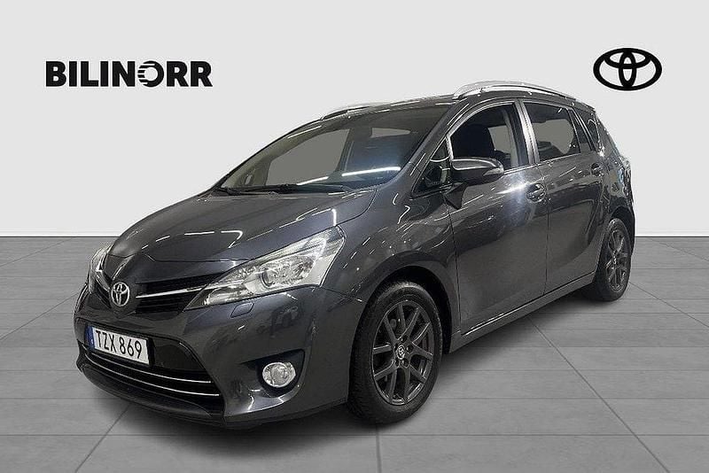 Mörkgrå (grå) Begagnad 2015 Toyota Verso Minibuss | 139 400 kr (Marknadspris) - Bild 1/4