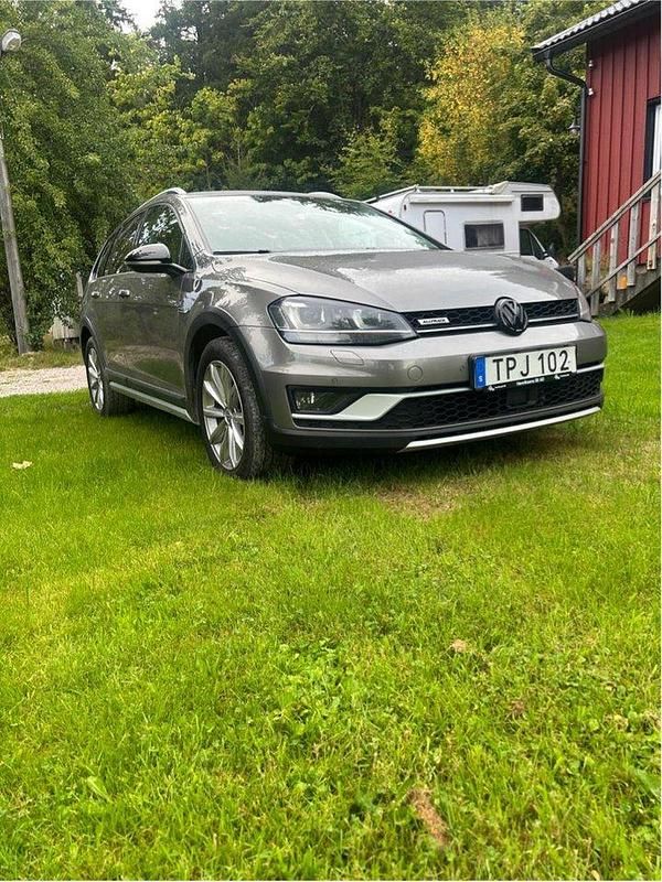 Grå Begagnad 2016 VW Golf Alltrack Kombi | 139 900 kr (Lite dyr) - Bild 1/3