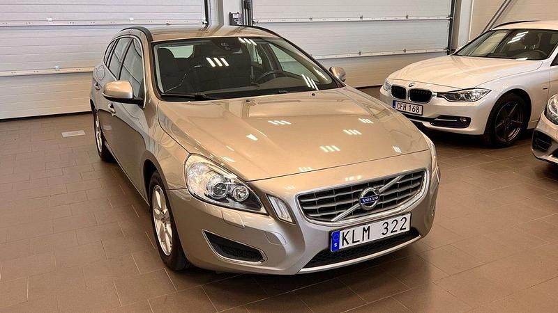 Ljusbrun Begagnad 2012 Volvo V60 Momentum Kombi | 94 900 kr (Lite dyr) - Bild 1/4