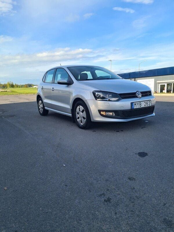 Silver Begagnad 2013 VW Polo Halvkombi | 79 000 kr (Marknadspris) - Bild 1/4