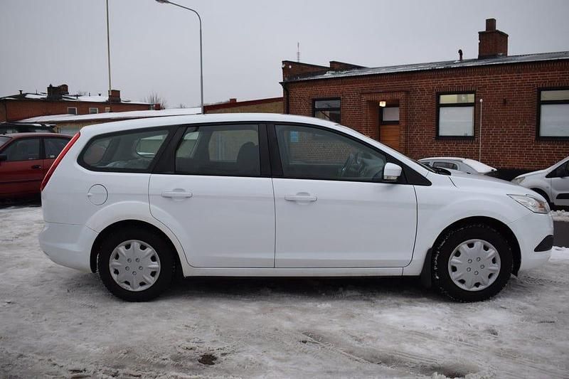 Begagnad Ford Focus Trend 101 HK (74 kW) 2010 Vit Kombi
