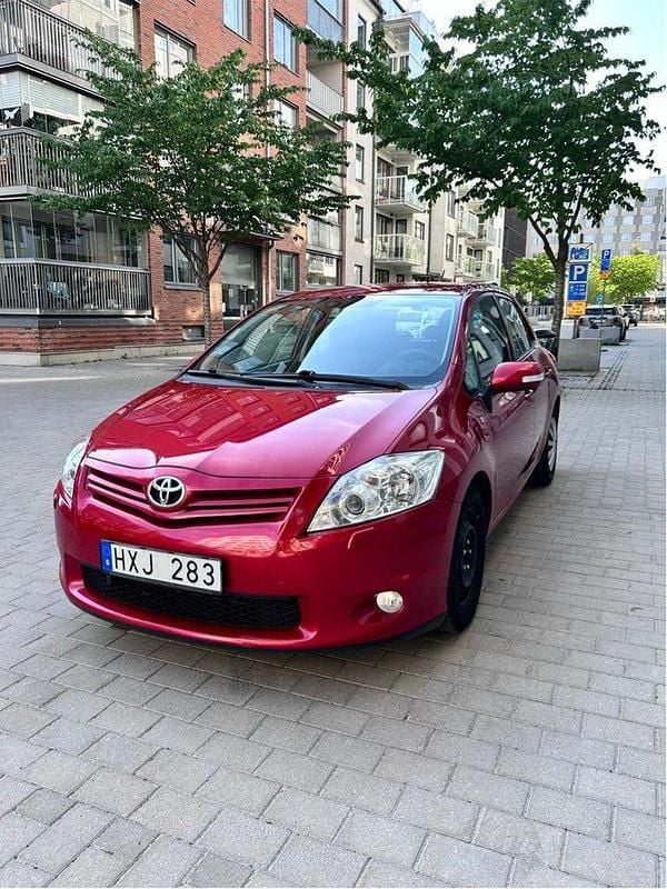 Röd Begagnad 2012 Toyota Auris Plus Halvkombi | 63 900 kr (Marknadspris) - Bild 1/4