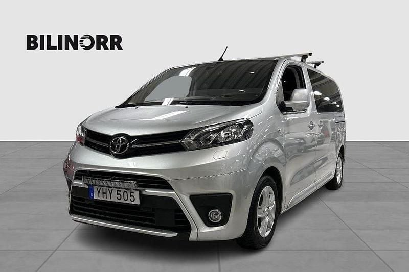 Silver Begagnad 2016 Toyota Proace Verso Premium Kombi | 209 900 kr (Marknadspris) - Bild 1/4