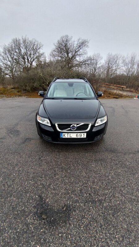 Svart Begagnad 2011 Volvo V50 Momentum Kombi | 50 999 kr (Marknadspris) - Bild 1/4