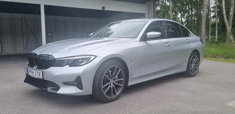 Silver Begagnad 2020 BMW 330e Sport Line Sedan | 295 000 kr (Bra pris) - Bild 1/4