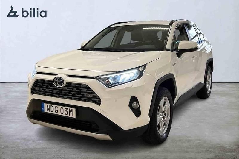 Vit Begagnad 2020 Toyota RAV4 Hybrid Active SUV | 339 900 kr (Marknadspris) - Bild 1/1