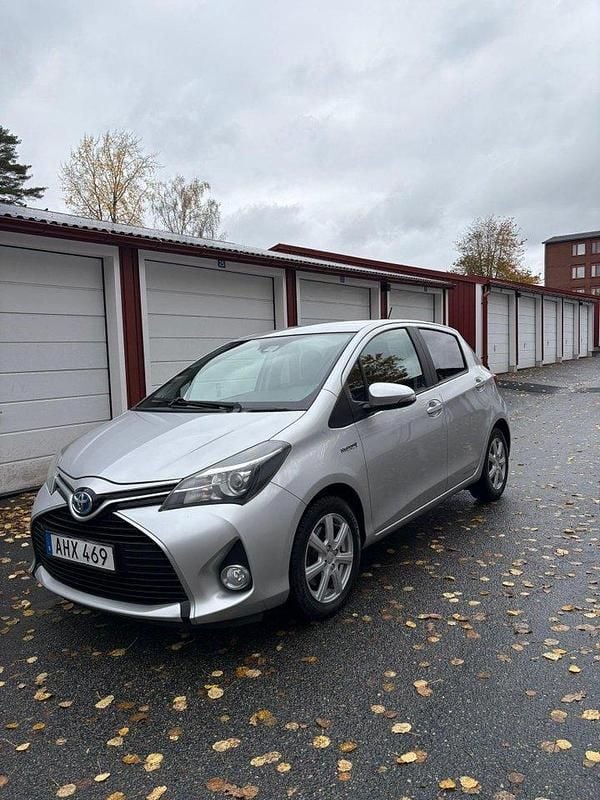 Silver Begagnad 2015 Toyota Yaris Hybrid Active Halvkombi | 105 000 kr (Bra pris) - Bild 1/4