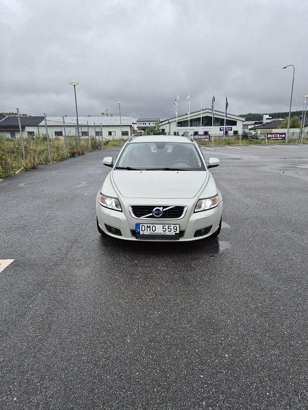 Vit Begagnad 2011 Volvo V50 Momentum Kombi | 29 500 kr (Bra pris) - Bild 1/4