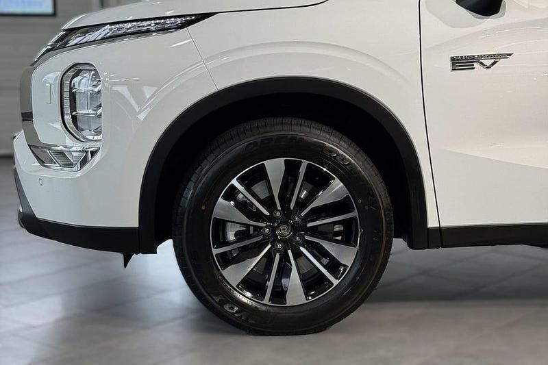 Ny Mitsubishi Outlander P-HEV Invite 306 HK (225 kW) 2025 Vit solid SUV