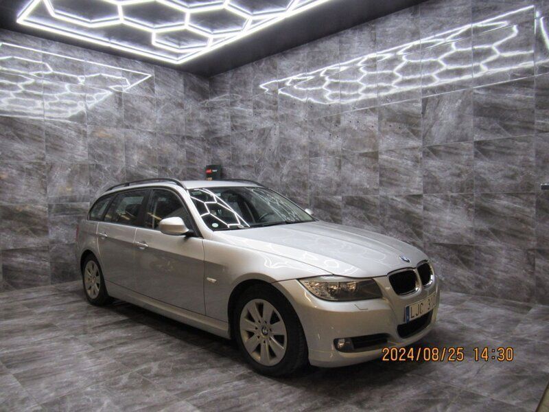 Ljusgrå Begagnad 2008 BMW 318 Comfort Edition Kombi | 69 900 kr (Bra pris) - Bild 1/4