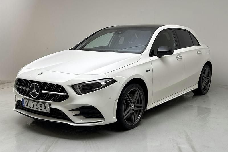 Vit Begagnad 2021 Mercedes A250 AMG line | 272 000 kr (Marknadspris) - Bild 1/4