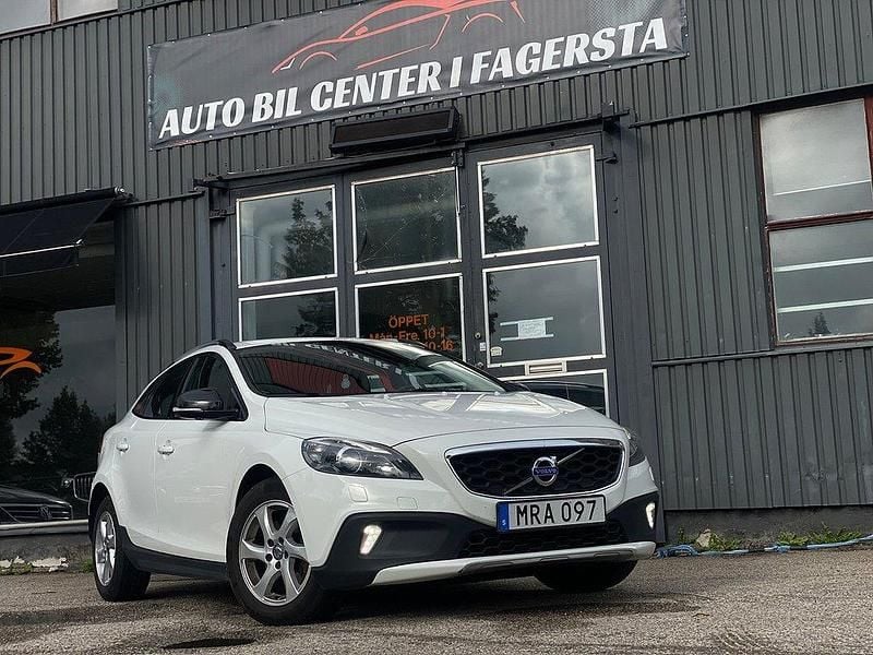 Vit Begagnad 2014 Volvo V40 CC Momentum Kombi | 124 900 kr (Marknadspris) - Bild 1/4