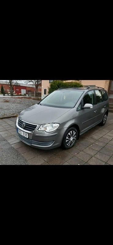 Mörkgrå (grå) Begagnad 2008 VW Touran Trendline Minibuss | 49 900 kr (Marknadspris) - Bild 1/4