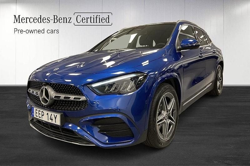 Blå Begagnad 2024 Mercedes GLA200 AMG SUV | 429 000 kr (Marknadspris) - Bild 1/3