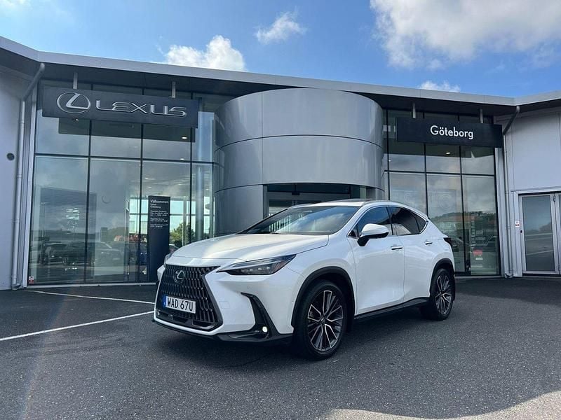 Vit (vit metallic) Begagnad 2022 Lexus NX450h+ Luxury Line SUV | 535 000 kr (Marknadspris) - Bild 1/4
