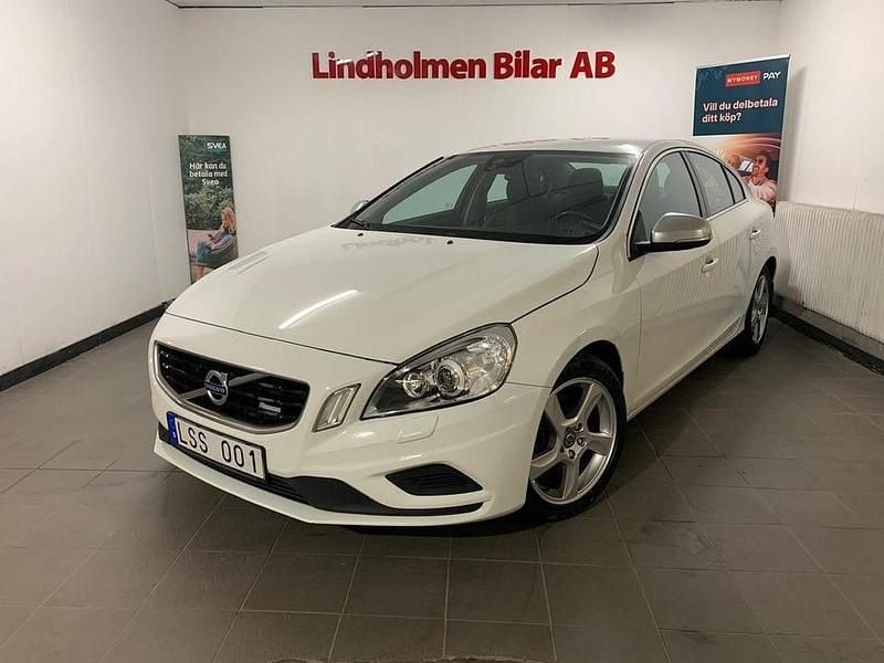 Vit Begagnad 2012 Volvo S60 R-Design Sedan | 69 900 kr (Bra pris) - Bild 1/4