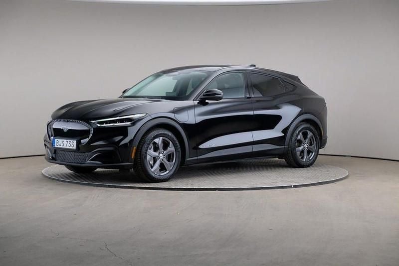 Svart Begagnad 2022 Ford Mustang Mach-E Standard Range SUV | 329 000 kr (Marknadspris) - Bild 1/4