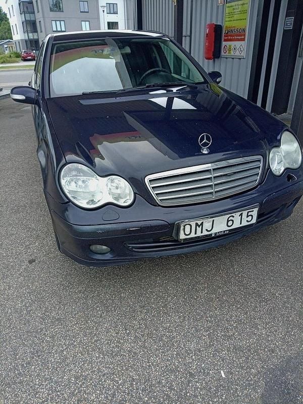 Blå Begagnad 2007 Mercedes C200 Classic Sedan | 10 000 kr (Marknadspris) - Bild 1/4