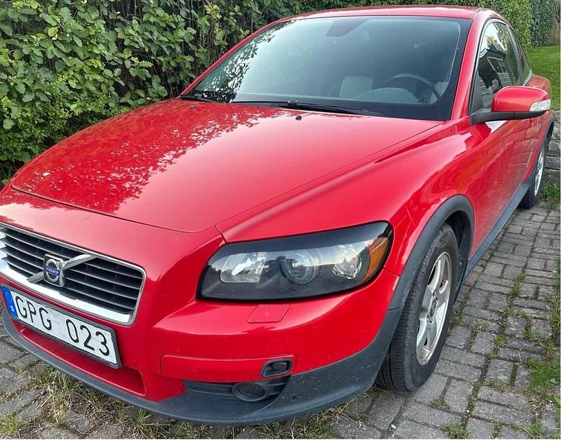 Röd Begagnad 2008 Volvo C30 Momentum Halvkombi | 32 000 kr (Bra pris) - Bild 1/4