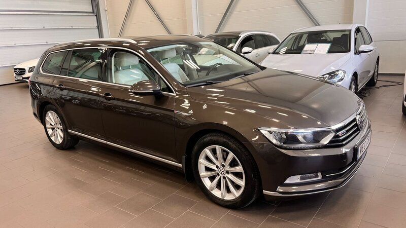 Brun Begagnad 2015 VW Passat GT Kombi | 127 900 kr (Bra pris) - Bild 1/4