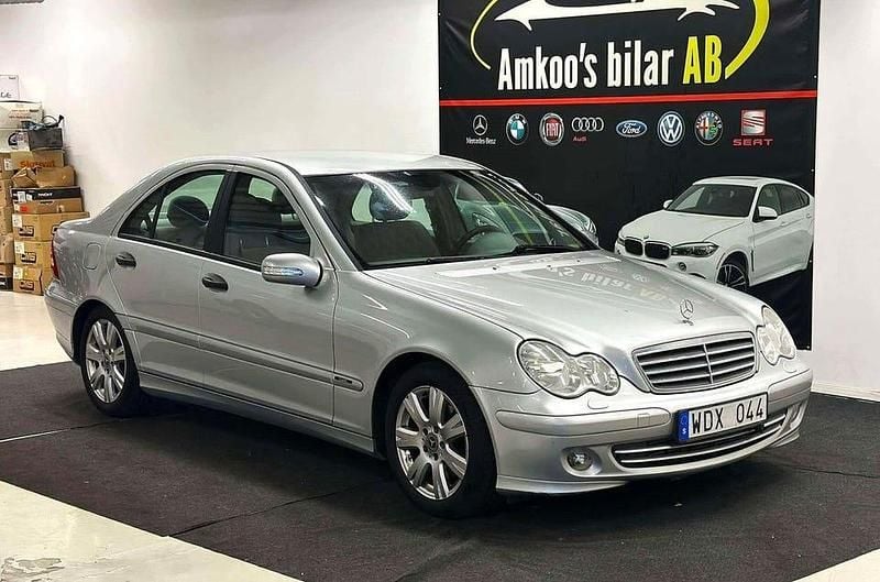 Silver Begagnad 2004 Mercedes C180 Sedan | 39 900 kr (Marknadspris) - Bild 1/4