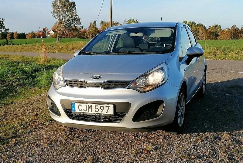 Grå Begagnad 2014 Kia Rio Halvkombi | 29 000 kr (Bra pris) - Bild 1/4
