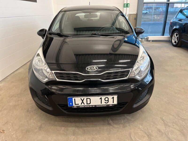 Begagnad Kia Rio 85 HK (62 kW) 2011 Svart Halvkombi