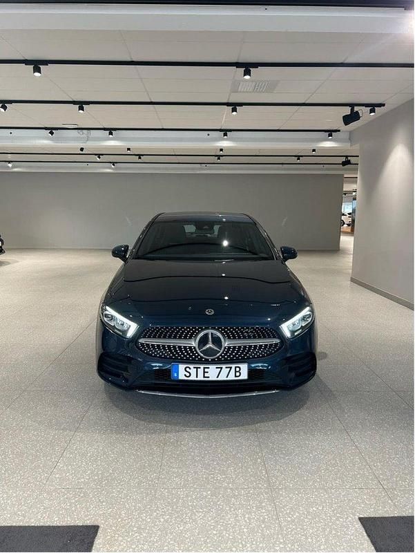 Blå Begagnad 2021 Mercedes A250 AMG Halvkombi | 280 000 kr (Marknadspris) - Bild 1/4