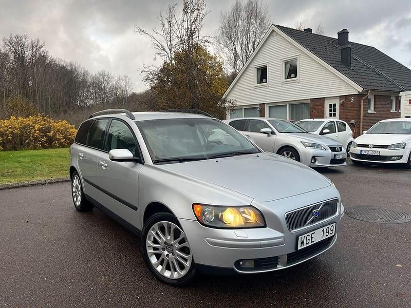 Silver (grå) Begagnad 2005 Volvo V50 Kinetic Kombi | 35 000 kr (Lite dyr) - Bild 1/4