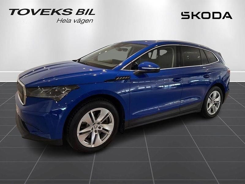 Blå (energy blue) Begagnad 2022 Skoda Enyaq iV SUV | 349 900 kr (Marknadspris) - Bild 1/4