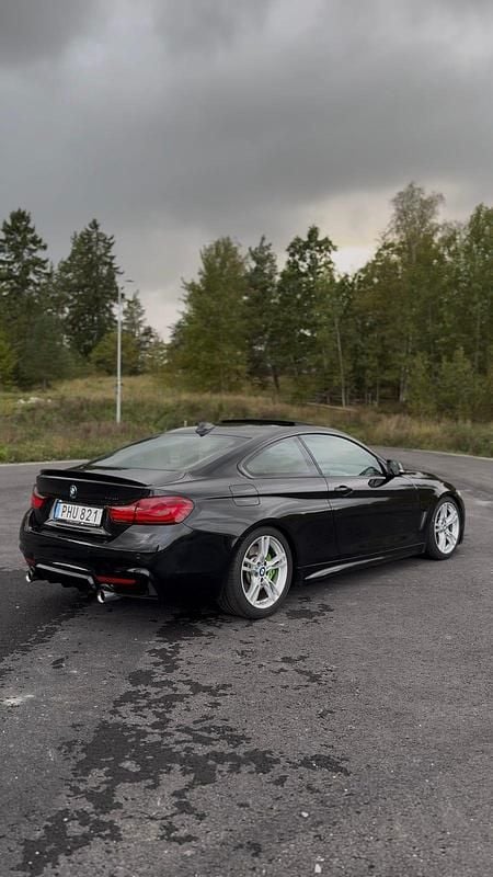 Safir svart Begagnad 2018 BMW 440 Sportkupé | 289 000 kr - Bild 1/4