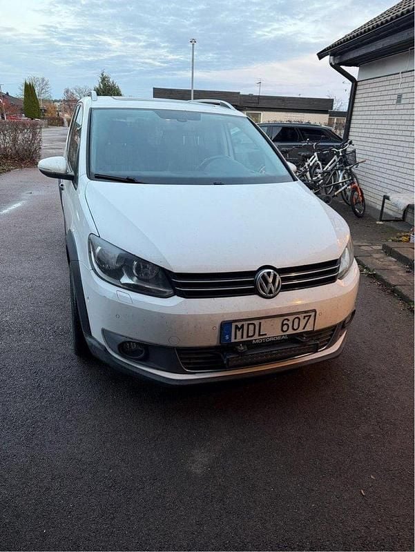 Vit Begagnad 2012 VW Touran Cross Minibuss | 59 000 kr (Marknadspris) - Bild 1/4