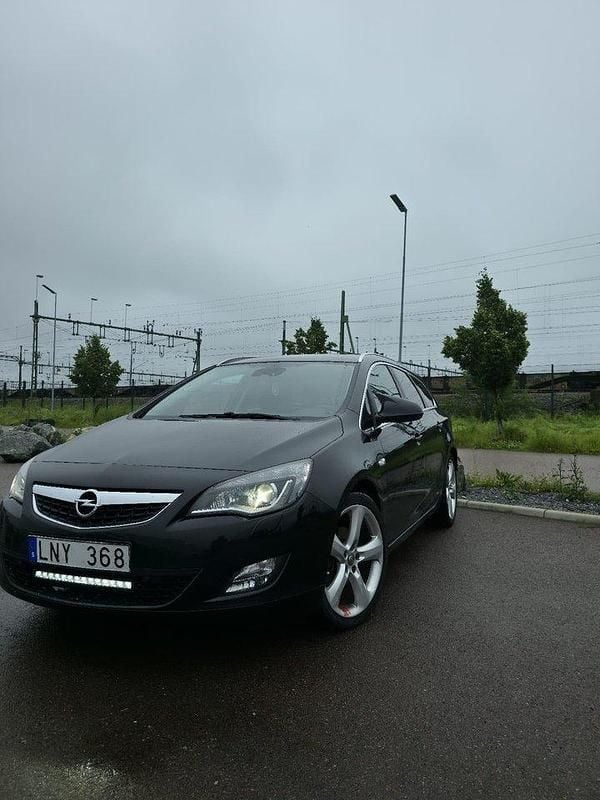 Svart Begagnad 2011 Opel Astra Enjoy Kombi | 74 500 kr (Marknadspris) - Bild 1/4