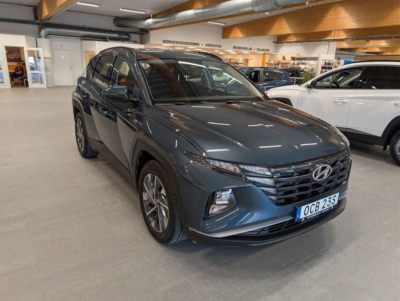 Blå Begagnad 2022 Hyundai Tucson Essential SUV | 289 900 kr (Marknadspris) - Bild 1/4