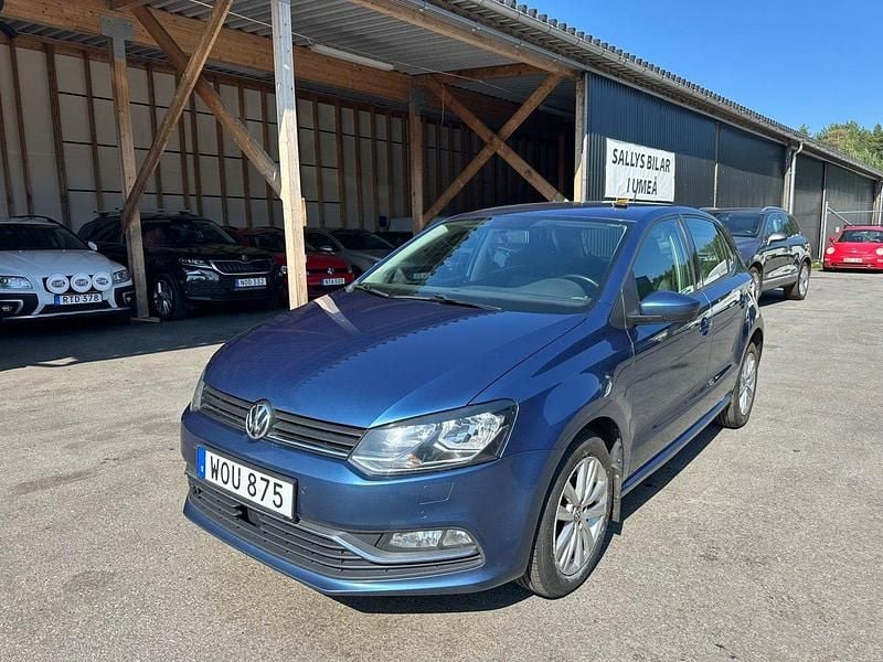Blå Begagnad 2017 VW Polo Halvkombi | 69 000 kr (Dyr) - Bild 1/4