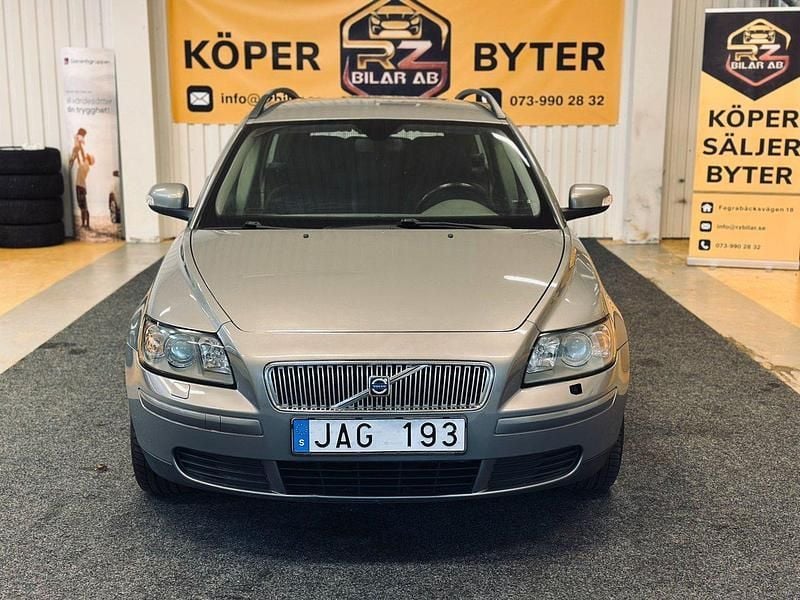 Grå Begagnad 2007 Volvo V50 Kinetic Kombi | 37 900 kr (Marknadspris) - Bild 1/4