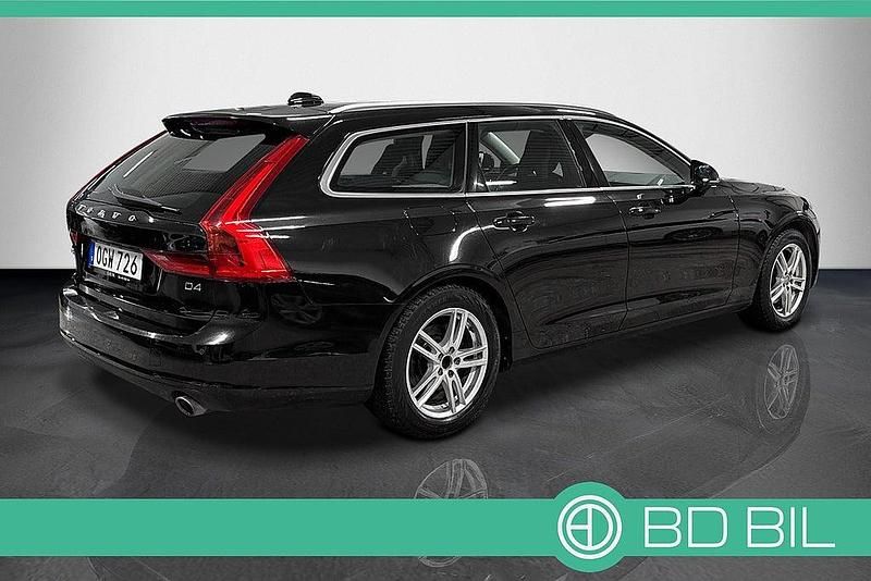 Begagnad Volvo V90 Momentum 190 HK (139 kW) 2016 Svartmetallic Kombi