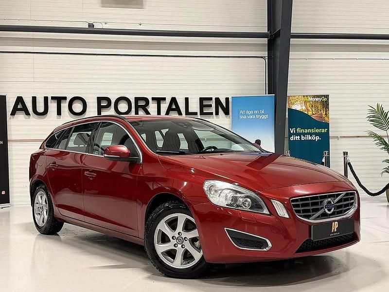 Begagnad Volvo V60 Momentum 179 HK (131 kW) 2011 Röd Kombi