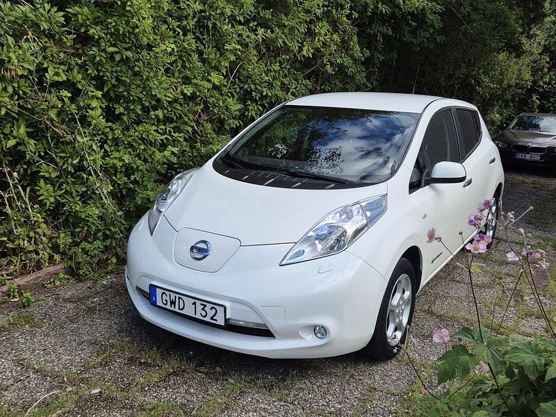 Vit Begagnad 2017 Nissan Leaf Halvkombi | 105 000 kr (Lite dyr) - Bild 1/4