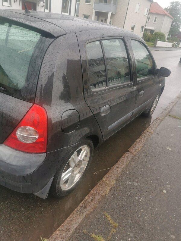 Svart Begagnad 2005 Renault Clio R.S. Halvkombi | 24 100 kr (Marknadspris) - Bild 1/3